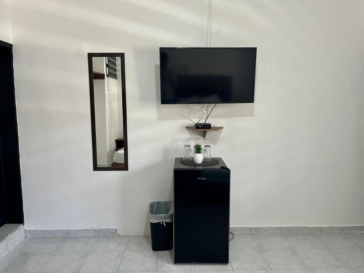 מלון פלאייה דל כרמן Balam Playa - 15Th Ave מראה חיצוני תמונה A television set in a hotel room